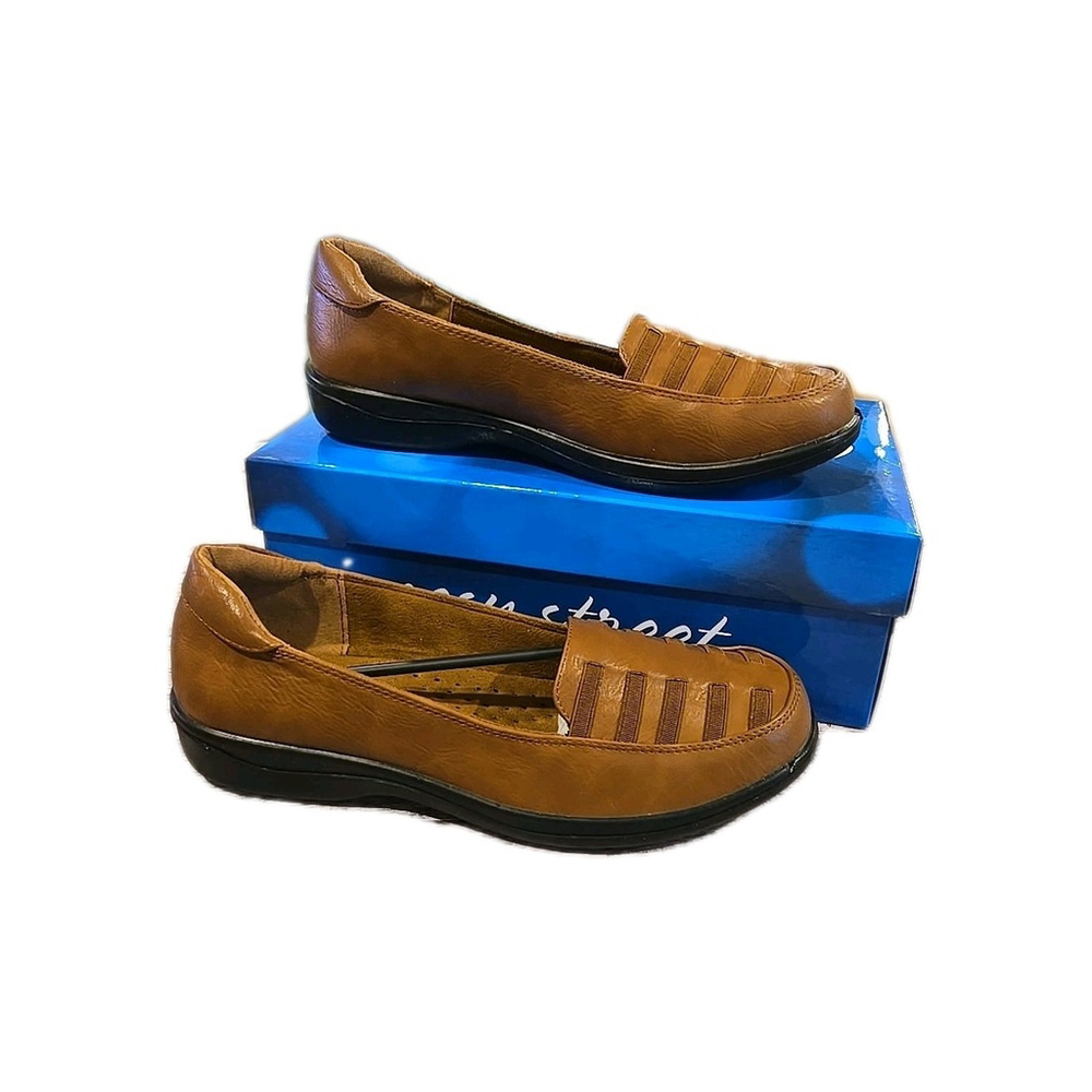 Easy Street Shoes 9.5W Color: Tobacco Style: Genesis NIB, (020)
